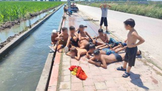 Adanada çocukların kanal keyfi: Kaldırım plaja döndü