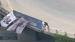 Adanada köprüye NATO protestosu için pankart asan şahıs gözaltına alındı