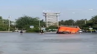 Adana'da su borusu patladı, yollar göl oldu