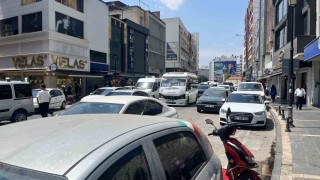 Adananın caddeleri açık otoparka döndü