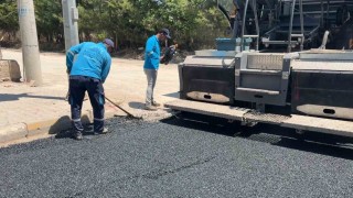Adıyamanda 170 derecelik asfaltın seriminde işçilerin zorlu mesaisi