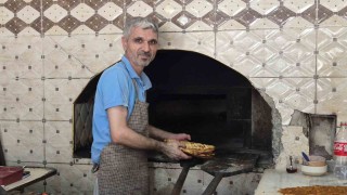 Adıyamanda 400 derecelik fırının başında ekmek mesaisi