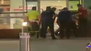 Adnan Menderes Havalimanında hareketli anlar: 4 polis bıçaklandı