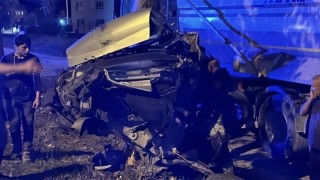 Ağaca çarpan otomobil ikiye bölündü, sürücü hafif sıyrıklarla kurtuldu