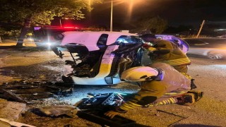 Ağaca çarparak yan yatan otomobildeki 2 kişi yaralandı