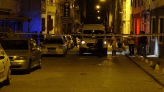 Ağır hasarlı binanın çatısından düşen kişi hayatını kaybetti