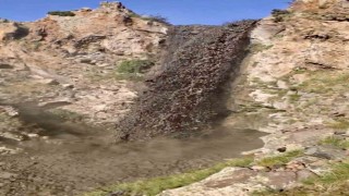 Ağrı Dağında yamaçlardan çamur şelalesi aktı