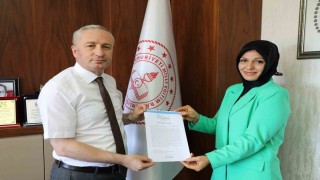 Ağrı Milli Eğitim Müdürü Kökrek, Scientix Elçisi Özmüşü tebrik etti