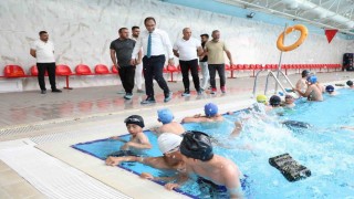 Ağrıda çocuklar Yüzme Bilmeyen Kalmasın projesiyle havuzla buluşuyor