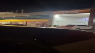Akaryakıt istasyonunda sopalı kavga kamerada