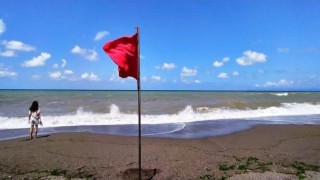 Akçakoca'da sahile kırmızı bayrak çekildi