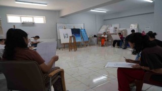 AKEMde veliler ve çocuklar aynı atölyede resim eğitimi alıyor
