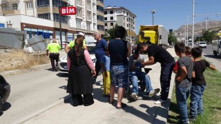Akülü sandalyesiyle ters yöne giren engelli vatandaşa otomobil çarptı
