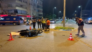 Alanyada hafif ticari araçla çarpışan motosikletli genç yaralandı