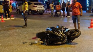 Alanya'da Motosiklet ile Hafif Ticari Araç Çarpıştı