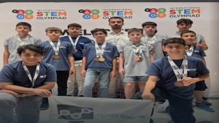 Aliağalı öğrenciler, İtalyadaki kodlama olimpiyatından 17 dereceyle döndü