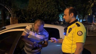 Alkol denetimini görünce aracı park etti, Sigara almaya geldim dedi