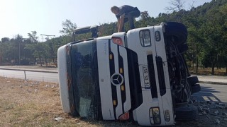 Amasya'da elektronik eşya yüklü tır devrildi