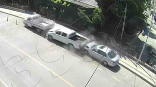 Amasyada otomobilin park halindeki araçlara çarptığı kaza kamerada