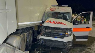 Ambulans ile tır çarpıştı: 6 yaralı
