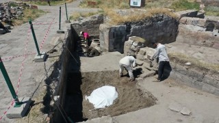 Ani Örenyerinde 900 yıllık erzak deposu gün yüzüne çıkarıldı