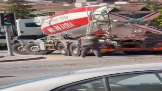 Ankarada beton mikserden taşan beton yola döküldü