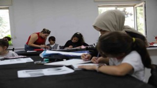 Anne ve çocukları karakalem tezhip çalışması yaptı
