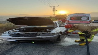 Antakya'da otomobilin motorundan alevler yükseldi