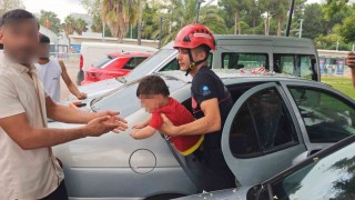 Antalyada otomobilde kilitli kalan çocuğu itfaiye kurtardı