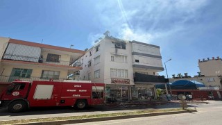 Antalya'da yangında ev sahibi ve bir itfaiye eri dumandan etkilendi