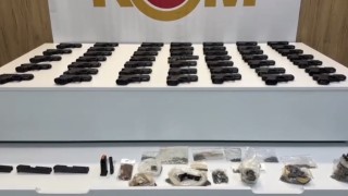 Aracın döşeme içlerine gizlenen 47 tabanca ele geçirildi