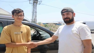 Aracında unutulan telefonu sahibine ulaştırmak için günlerce mücadele veren vatandaş, emaneti sahibine teslim edince vicdanen rahatladı