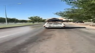 Aracının tavanına malzeme bağlayan sürücü, trafiği tehlikeye attı