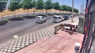 Araçların sırayla çarpıştığı kaza kamerada