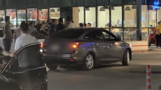 Araçlarından inip kavga eden şahıslara olay yerindeki polisten müdahale