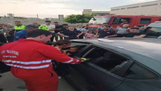 Araçta kilitli kalan çocuk camın kırılmasıyla kurtarıldı