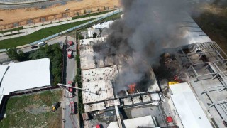 Arnavutköyde sünger fabrikasında çıkan yangın 3 saatte kontrol altına alındı