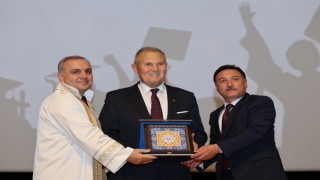 Artaş Holding Yönetim Kurulu Başkanı Çetinsaya, Erciyes Üniversitesi İletişim Fakültesinin mezuniyet törenine katıldı