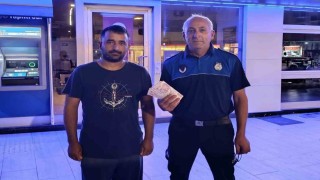 ATMde bulduğu parayı zabıtaya teslim etti