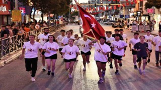Ay yıldızlı sancak Manisa sokaklarında elden ele taşındı