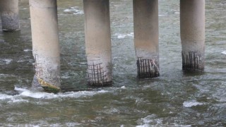 Ayaklarının betonu dökülen, demirleri açığa çıkan köprü korkutuyor