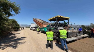 Aydın Büyükşehir Belediyesinin yol çalışmaları 17 ilçede eş zamanlı sürüyor