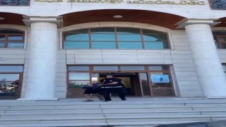 Ayrılmak istediği için evlatlarının önünde eli bıçaklı kocası tarafından öldüresiye dövüldü