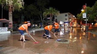 Ayvalık cadde ve sokakları köpüklü sularla temizlendi