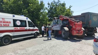 Bafrada iş makinesi ile kamyon çarpıştı: 1 yaralı