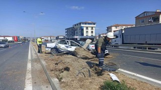 Bafrada otomobil aydınlatma direğine çarptı, sürücü yaralandı