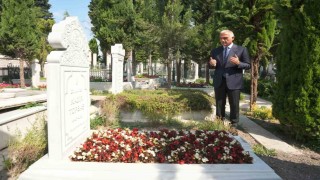 Bakan Ersoydan Fatih Külliyesi Haziresine anlamlı ziyaret