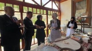 Bakan Göktaş, Erzincanda kadın kooperatifinde gözleme pişirip ikram etti