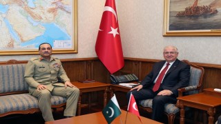 Bakan Güler, Pakistan Savunma Kuvvetleri Komutanı Mareşal Muniri kabul etti