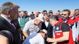 Bakan Yumaklıdan elini öpmek isteyen çocuğa esprili cevap